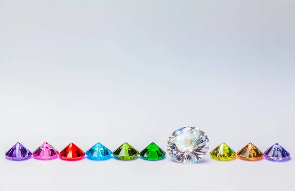 Vit Diamant Och Färgglada Diamanter Vit Bakgrund Med Kopia Utrymme — Stockfoto