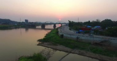 Chao Praya Nehri, Pak Nampho Nakhon Sawan 'da Ping Wang Yom ve Nan nehirlerinin Pak Num Pho' da birleşmesiyle Tayland 'ın en büyük ve en uzun Chao Phraya nehri haline geldi.