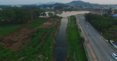Chao Praya Nehri, Pak Nampho Nakhon Sawan 'da Ping Wang Yom ve Nan nehirlerinin Pak Num Pho' da birleşmesiyle Tayland 'ın en büyük ve en uzun Chao Phraya nehri haline geldi.