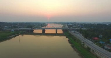 Chao Praya Nehri, Pak Nampho Nakhon Sawan 'da Ping Wang Yom ve Nan nehirlerinin Pak Num Pho' da birleşmesiyle Tayland 'ın en büyük ve en uzun Chao Phraya nehri haline geldi.