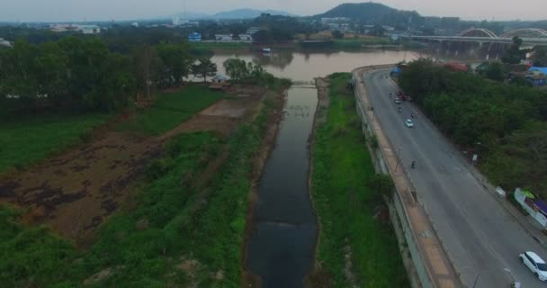 チャオプラヤ川はパク ナムポ ナコンサワン州で生まれ 4つの川はパク ポーで一緒に流れ タイの最大かつ最長のチャオプラヤ川になります — ストック動画