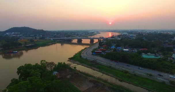 兵庫県神戸市州タイのチャオプラヤ川にかかる Dechatiwong 橋の上の風景夕日 — ストック動画