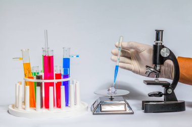 Kimyasallar ile bir çözümde bilim oda pahalı elmas yapmak deneyin.