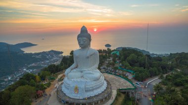 Panoramik manzaralı Phuket beyaz büyük Buda Simgesel Yapı Phuket Adası'nın çarpıcı mesafe görebilirsiniz.