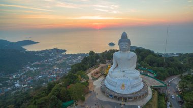 Panoramik manzaralı Phuket beyaz büyük Buda Simgesel Yapı Phuket Adası'nın çarpıcı mesafe görebilirsiniz.