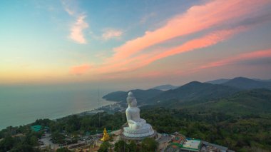 Panoramik manzaralı Phuket beyaz büyük Buda Simgesel Yapı Phuket Adası'nın çarpıcı mesafe görebilirsiniz.