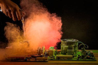 bilgisayar anakart üzerinde siyah arka plan üzerine ahşap masa