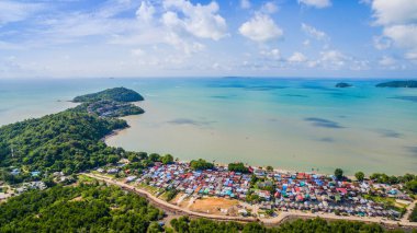 havadan görünümü Siray balıkçı limanı Phuket yukarıda. Phuket balıkçı limanı en büyük balıkçılık limanıdır. Phuket Adası yanındaki efendim adada yer. Denize önde gelen büyük bir kanal olduğunu.