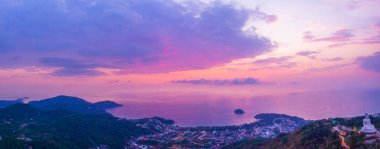 Panoramik manzaralı Phuket beyaz büyük Buda Simgesel Yapı Phuket Adası'nın çarpıcı mesafe görebilirsiniz. Phuket Big Buddha heykeli adada Adası en önemli ve saygın yerlerinden biridir.