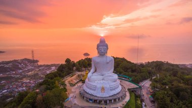 Panoramik manzaralı Phuket beyaz büyük Buda Simgesel Yapı Phuket Adası'nın çarpıcı mesafe görebilirsiniz. Phuket Big Buddha heykeli adada Adası en önemli ve saygın yerlerinden biridir.