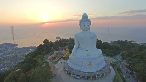 普吉岛大佛在蓝天 普吉岛大佛观的定位在高山上可以看到普吉岛周围的 Islan — 图库视频影像