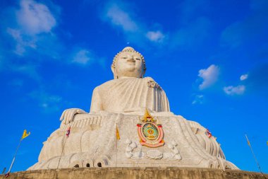 Phuket big Buddha mavi gökyüzünde. Phuket Phuket Island yüksek dağ üzerinde büyük Buda bakış açısı görebilirsiniz bulun