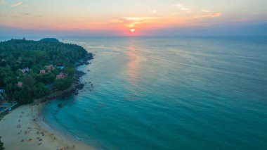 güneşin holison Karon beach, Phuket iki jet bot olacak yelken Karon denizde günbatımı sırasında havadan görünümü