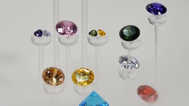 Diamantes Coloridos Pódio Girando Fundo Fumaça Branca — Vídeo de Stock