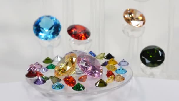 Kleurrijke Diamanten Het Podium Draaien Witte Rook Achtergrond — Stockvideo
