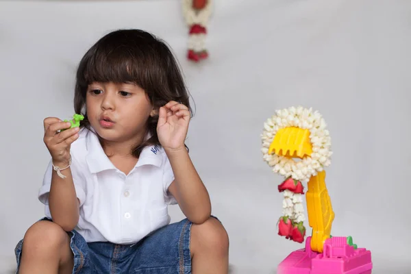 Menino Cabelo Longo Camisa Branca Jean Brincando Brinquedo Chão — Fotografia de Stock