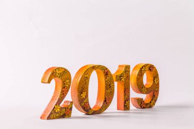 2019 yapılan altın rengi beyaz arka plan yerde demek oluyor.
