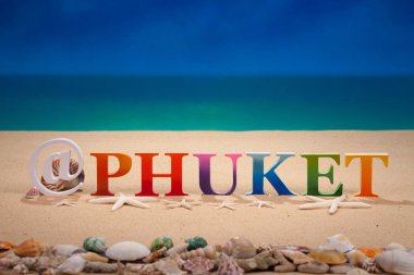 @Kopya alanı ile sahilde deniz kabuğu ile renkli ahşap harflerle yazılmış Phuket