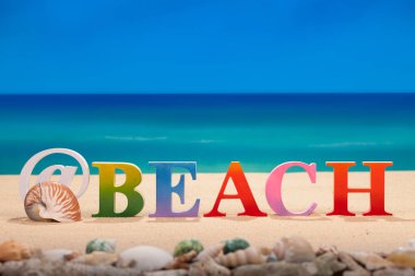 @kopya alanı ile sahilde deniz kabuğu ile renkli ahşap harflerle yazılmış beach