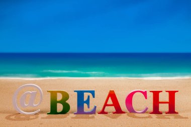 @kopya alanı ile sahilde deniz kabuğu ile renkli ahşap harflerle yazılmış beach