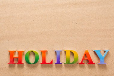 kopya alanı ile sahilde renkli harflerle yazılmış tatil