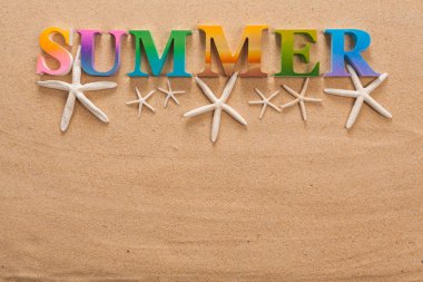 renkli harflerle yazılmış yaz süslemeleri ile kopya alanı ile sahilde deniz yıldızı