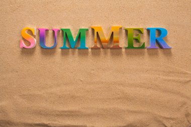 kopya alanı ile sahilde renkli harflerle yazılmış yaz