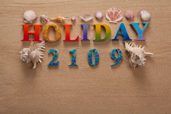 Vakantie 2019 Geschreven Kleurrijke Letters Met Zeester Het Strand Met — Stockfoto