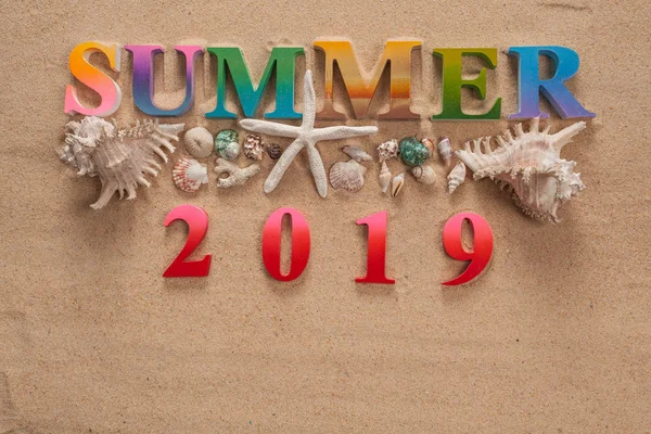 Sommer 2019 Bunten Lettern Geschrieben Schmücken Mit Seesternen Strand Mit — Stockfoto
