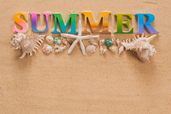 夏天写在五颜六色的字母装饰与海星在海滩与复制空间 — 图库照片