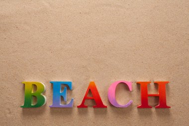 üstten görünüm renkli harflerle yazılmış Beach süslemeleri ile kopya alanı ile sahilde kabuklu deniz ürünleri