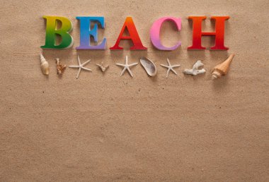 üstten görünüm renkli harflerle yazılmış Beach süslemeleri ile kopya alanı ile sahilde kabuklu deniz ürünleri