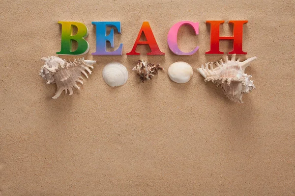 Bovenaanzicht Van Beach Geschreven Kleurrijke Letters Decoreren Met Schaaldieren Het — Stockfoto