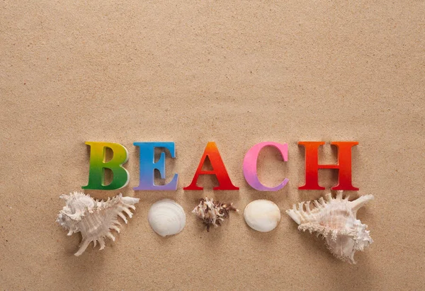 Bovenaanzicht Van Beach Geschreven Kleurrijke Letters Decoreren Met Schaaldieren Het — Stockfoto