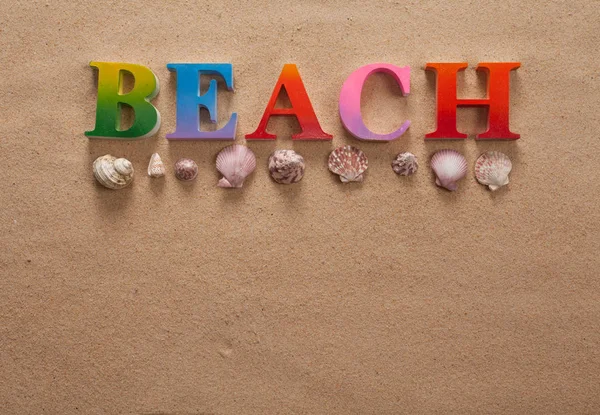 Bovenaanzicht Van Beach Geschreven Kleurrijke Letters Decoreren Met Schaaldieren Het — Stockfoto