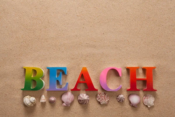 Bovenaanzicht Van Beach Geschreven Kleurrijke Letters Decoreren Met Schaaldieren Het — Stockfoto