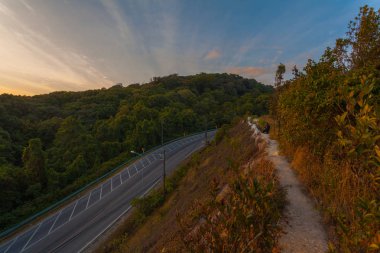 Noppamethanedol ve Noppapol Phumsiri pagoda Doi Inthanon Milli Parkı üzerinde arasında günbatımı