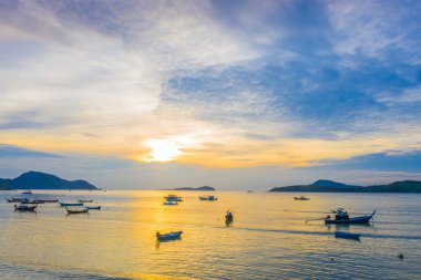 Rawai beach Phuket Tayland güneş doğarken. bulutlu gökyüzü ile Rawai denizde balıkçı teknesi