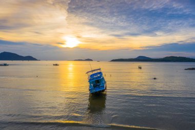 Rawai beach Phuket Tayland güneş doğarken. bulutlu gökyüzü ile Rawai denizde balıkçı teknesi
