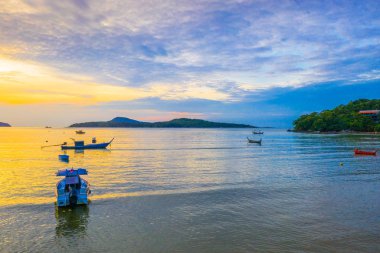 Rawai beach Phuket Tayland güneş doğarken. bulutlu gökyüzü ile Rawai denizde balıkçı teknesi