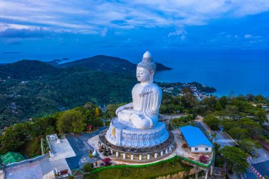 Beyaz big Buddha hava fotoğrafçılığı manzara mavi gökyüzü ve Phuket arkasında mavi okyanus. Beyaz büyük Buda Phuket