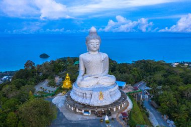 Beyaz big Buddha hava fotoğrafçılığı manzara mavi gökyüzü ve Phuket arkasında mavi okyanus. Beyaz büyük Buda Phuket