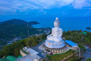 Beyaz big Buddha hava fotoğrafçılığı manzara mavi gökyüzü ve Phuket arkasında mavi okyanus. Beyaz büyük Buda Phuket