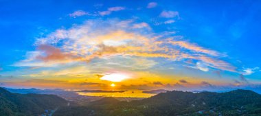Chalong deniz Phuket Thailan doğarken hava sahne
