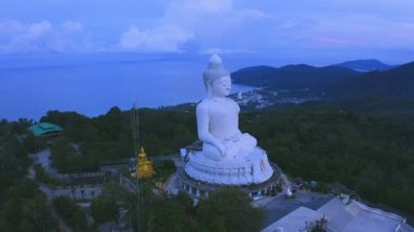 gündoğumu Chalong deniz hava görünümünü 360 derece görüntü Phuket büyük Buda bakış açısı üzerinde yukarıda. Phuket büyük Buda ünlü dönüm noktası Phuket Adası turistler bu simgesel yapı her gün bir sürü olduğunu 