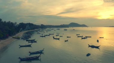 Rawai beach Phuket Tayland güneş doğarken. bulutlu gökyüzü ile Rawai denizde balıkçı teknesi