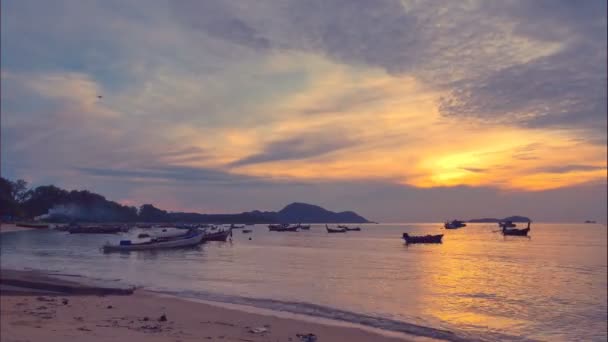 Время Восхода Солнца Пляже Равай Пхукет Таиланде Рыбацкая Лодка Море — стоковое видео
