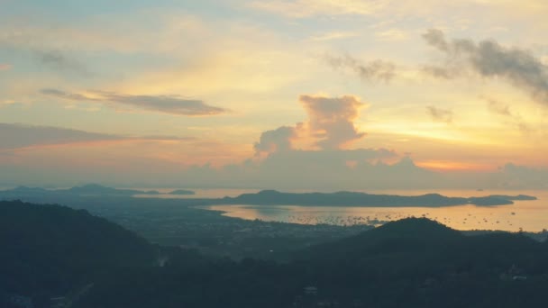 Aerial Landskap Soluppgången Vid Chalong Sea Phuket Thailand — Stockvideo