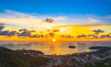Kata beach Karon beach ortasında iki Plaj yakın hava panorama doğarken Pu adalar vardır