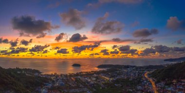 Kata beach Karon beach ortasında iki Plaj yakın hava panorama doğarken Pu adalar vardır